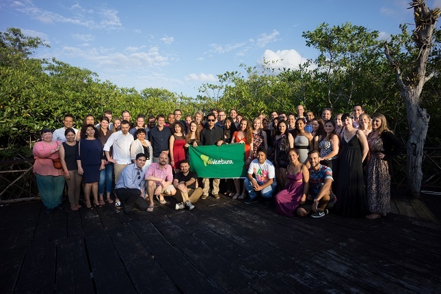 group photo of all viventura members in Mexico.